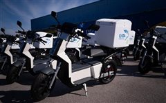 Διανομή δεμάτων από την ΕΛΤΑ με ελληνικά ηλεκτρικά scooter