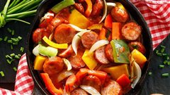 Τηγανιά με λουκάνικο πιπεριές και μπίρα