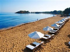 Τι ισχύει για ομπρέλες, ξαπλώστρες και ελεύθερη πρόσβαση στις παραλίες