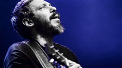 Ο Αλκίνοος Ιωαννίδης στο Rockwave 2025 στο Θέατρο Δάσους στη Θεσσαλονίκη