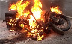 Καλαμαριά - Κάηκε μηχανή σε είσοδο οικοδομής
