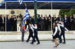 Με βροχή έγινε η μαθητική παρέλαση για την 25η Μαρτίου στην Αθήνα