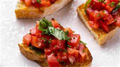 Μπρουσκέτα με ντομάτα και βασιλικό