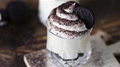 Γλυκό με μπισκότα oreo σε ποτήρι