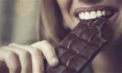 Ο βήχας σταματάει με σοκολάτα καλύτερα απ’ ό,τι με σιρόπι