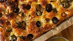 Φοκάτσια με πράσινες ελιές και δεντρολίβανο