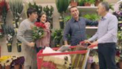 Σύλλογος Γονέων καταγγέλλει τα Jumbo για τη διαφήμιση με το γκέι ζευγάρι