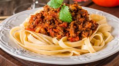 Λινγκουίνι με κιμά κοτόπουλου