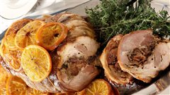 Χοιρινό ρολό με δαμάσκηνα και πορτοκάλι στη γάστρα