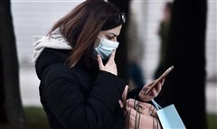 Κορωνοϊός: Μπορεί να επιβιώσει στην οθόνη του κινητού για μία εβδομάδα!