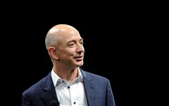 Αυτός είναι ο πλουσιότερος άνθρωπος του πλανήτη!