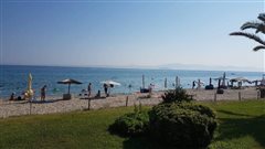 Απομακρύνονται από τις ακτές της Κασσάνδρας οι παράνομες ξαπλώστρες