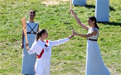 Άναψε η Ολυμπιακή Φλόγα στην Αρχαία Ολυμπία (φωτο)